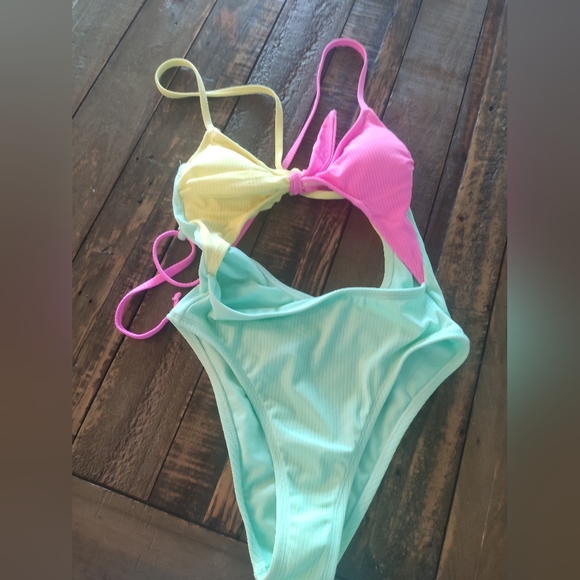 Swimsuit size XS - Picture 7 of 7